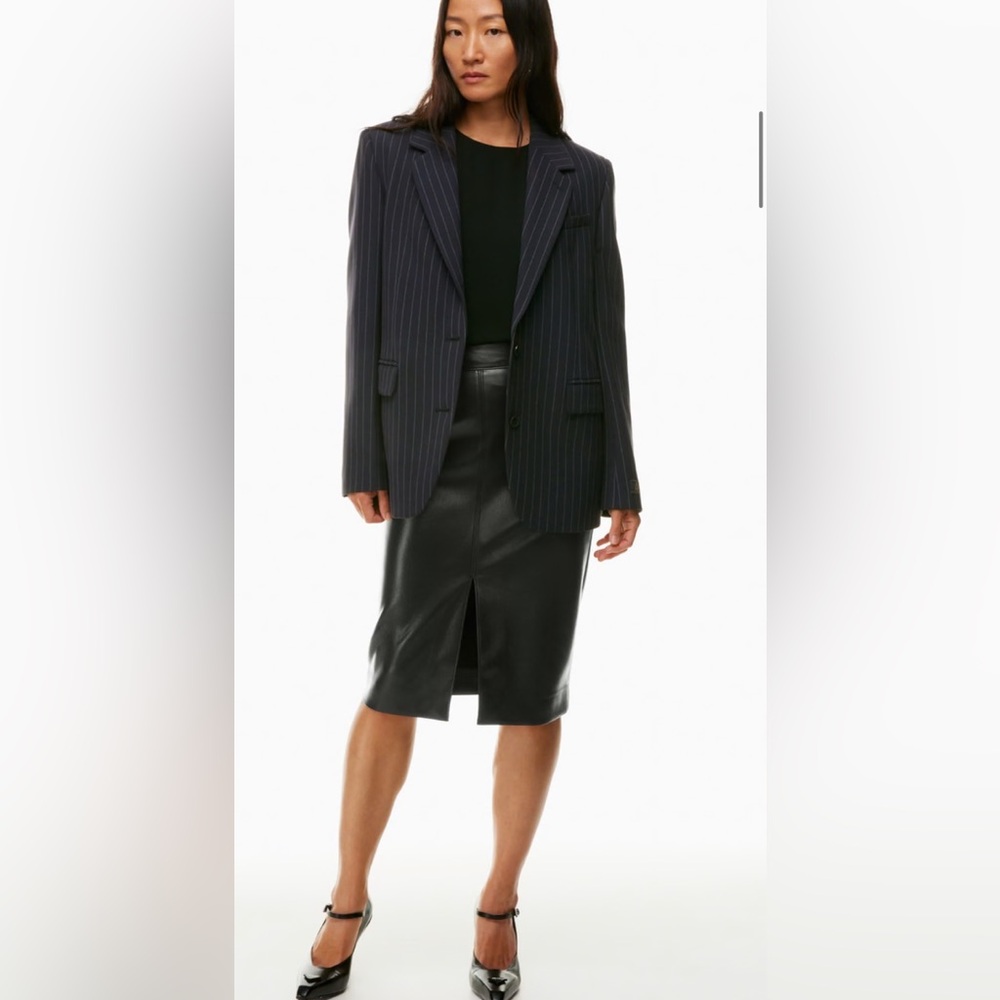 Aritiza babaton pegu high-rise pencil skirt with a front slit. Size 2